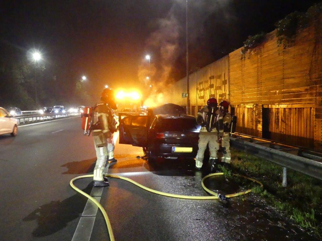 Donderdagmiddag – 9 november – is een auto op de A8 spontaan in brand gevlogen.