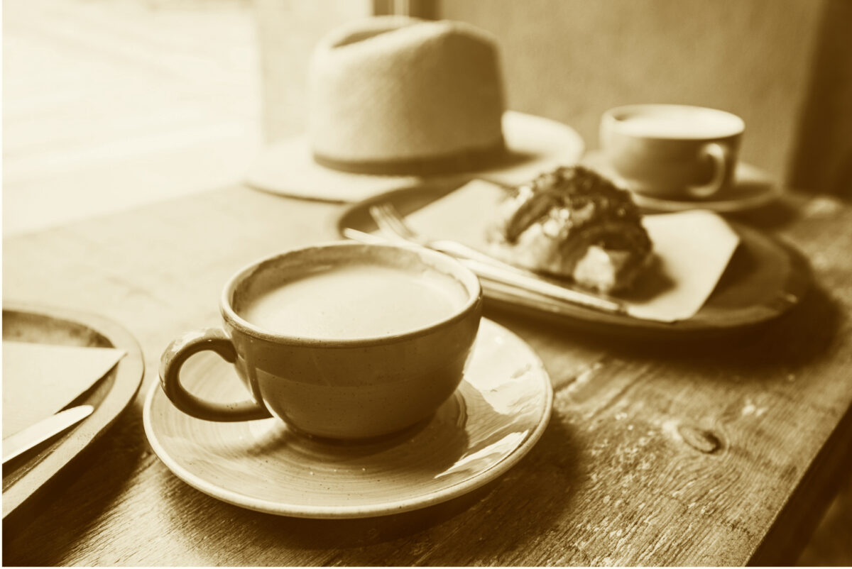 kopje-koffie-met-gebak-SEPIA stock afbeelding