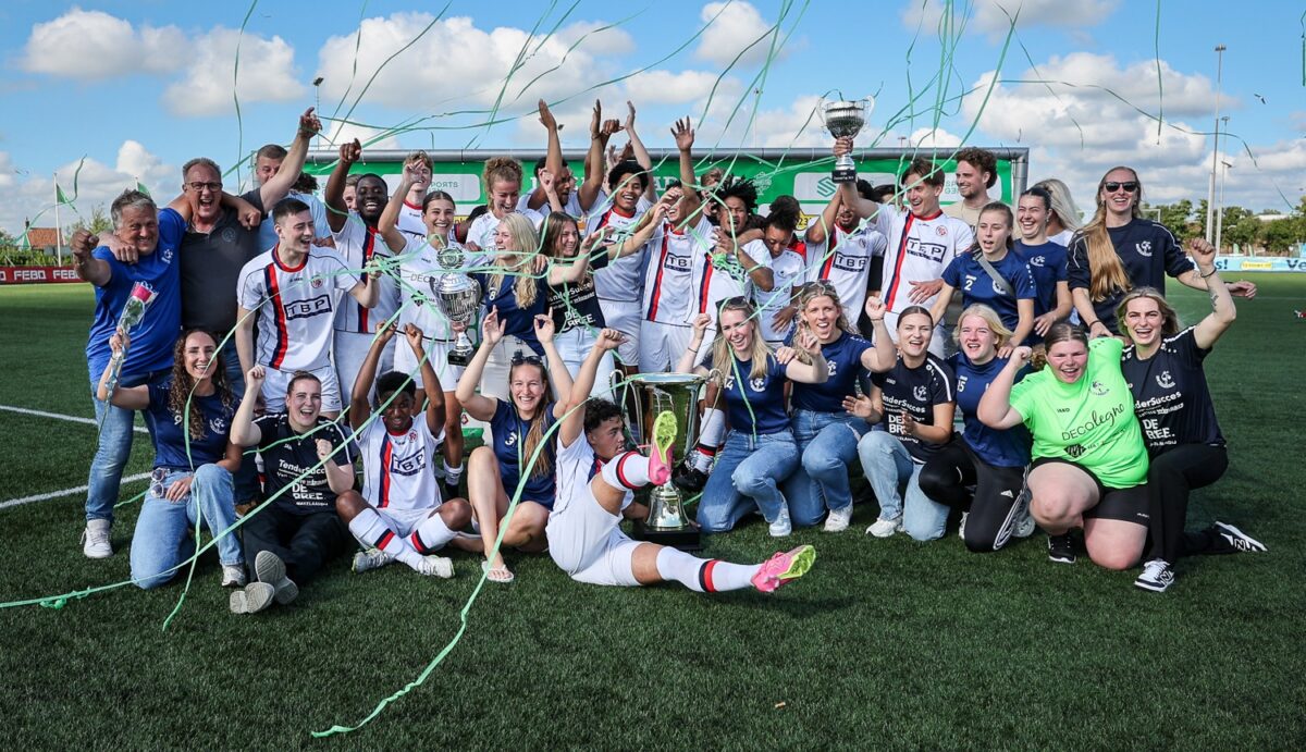 Voetbal-FEBO-Zaanstad-cup-door-SportsGen-Fortuna-Wormerveer-mannen-en-Zaandijk-vrouwen-gemixt-met-beker