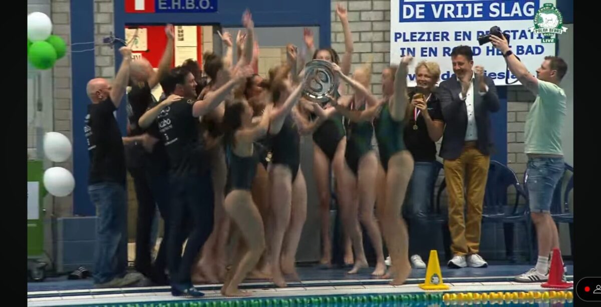 waterpolo-ZV-de-Zaan-dames-kampioen-2-juni-2024-schaal-in-ontvangst-