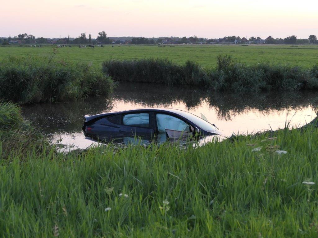 Auto-te-water-Zaandammerweg-Assendelft-26-07-2024-1