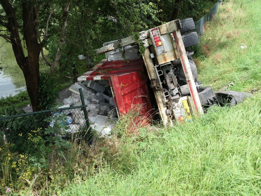 Vrachtwagen-gekanteld-Noorder-IJ-en-Zeedijk-Zaandam-03-07-2024