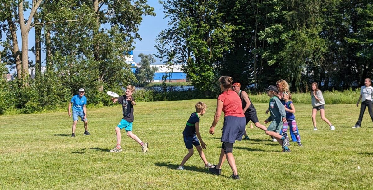 Ultimate-Frisbee-hembrugterrein-wedstrijdje-2-door-Edwin-Kleiss