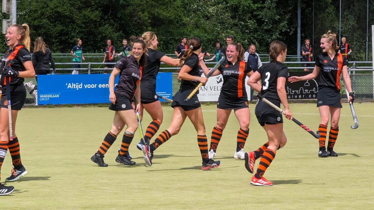 Hockey-kraaien-dames-Heerhugowaard-2-juni-2024-3-2-door-Edwin-Kleiss-vieren-doelpunt-2