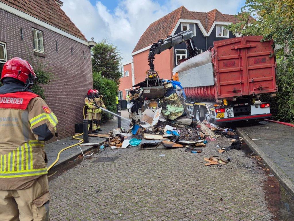 Vuilniswagen-in-brand-Hof-van-Blois-Zaandam-07-10-2024-4