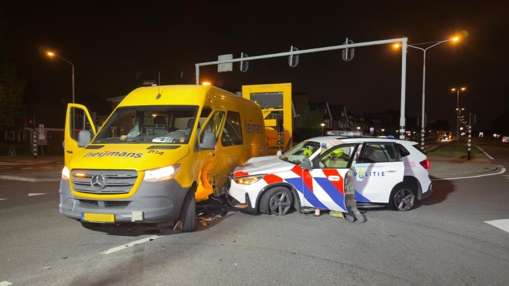 Aanrijding-politieauto-werkbus-Provincialeweg-Leliestraat-Koog-aan-de-Zaan-06-05-2025-Michel-Schermer-1