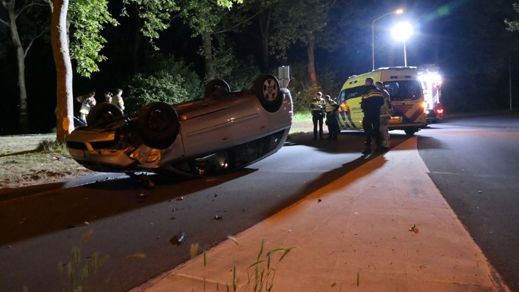 Auto-op-de-kop-Poelenburg-Zaandam-18-05-2025-Michel-Schermer-5