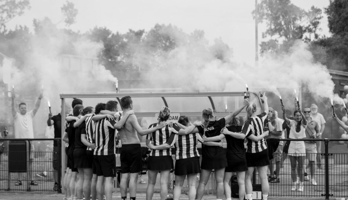 Korfbal-Zaandam-Zuid-1-na-laatste-wedstrijd-van-het-seizoen-en-van-de-hele-club-14-juni-2025-zwart-wit-1600x920-1