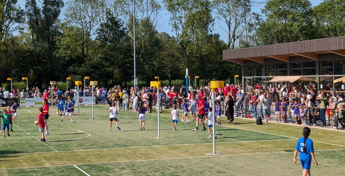 Schoolkorfbal-korfbal-KVZ-23-24-juni-2024-door-Edwin-Kleiss-totaal-shot-1800x920-1