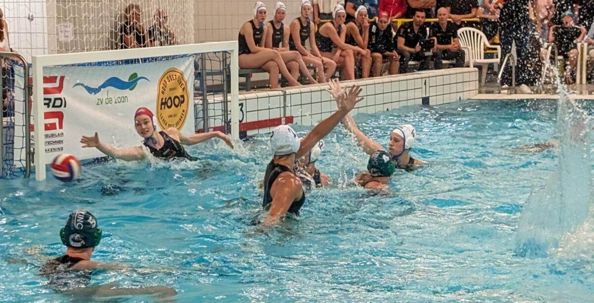 Waterpolo-ZV-de-Zaan-dames-Polar-Bears-1-juni-2024-finale-2-Eredivisie-foto-Edwin-Kleiss-gevaar-voor-het-doel-van-Britt-van-den-Dobbelsteen-1800x920-1.