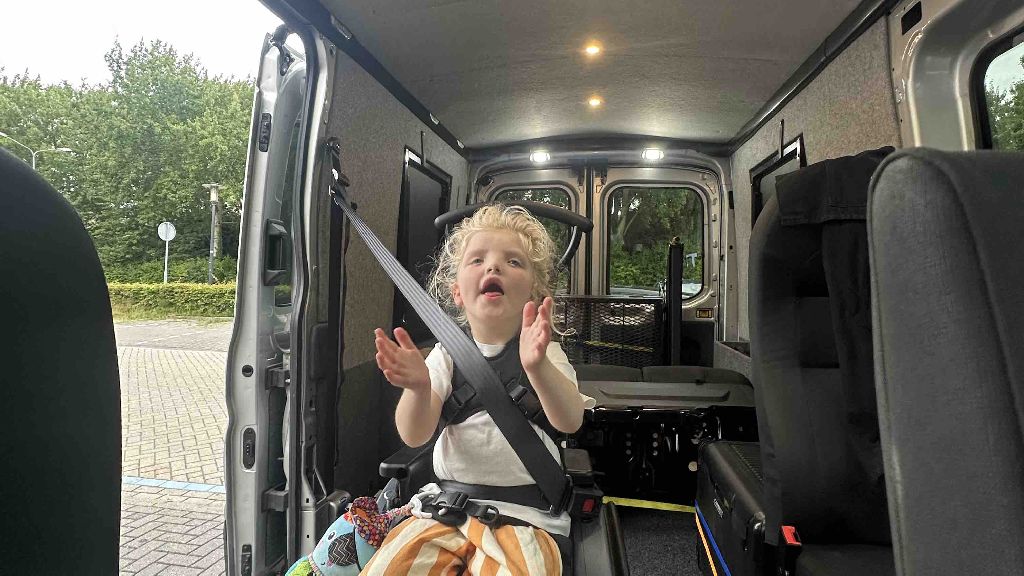 Bus_voor_Lotje_aangeleverd2