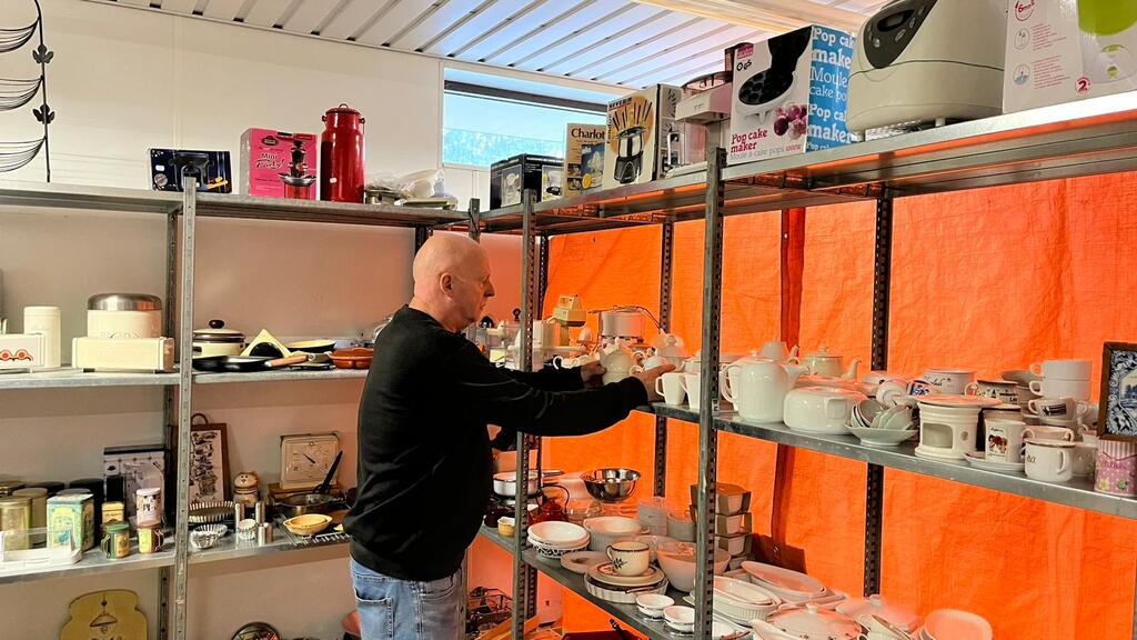 Eigenaar-kringloopwinkel-Alledaags-en-Bijzonder-aan-het-werk-in-september-2025