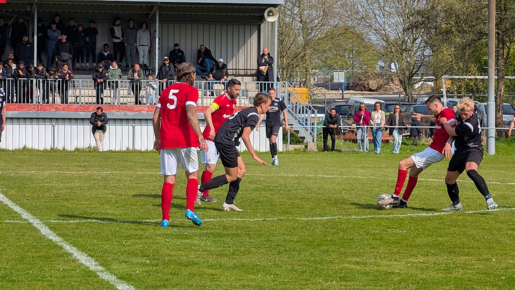Voetbal-Rood-Wit-RCZ-13-april-2025-door-Edwin-Kleiss-duel