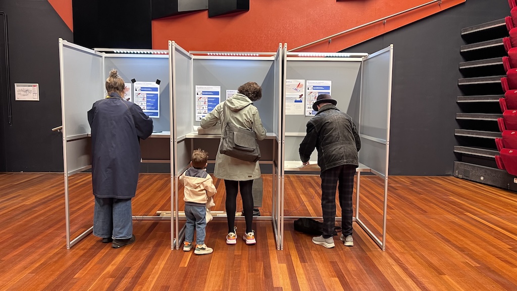 stemmen-tk-2025-orkaan-10-29-zaantheater-stemhokje